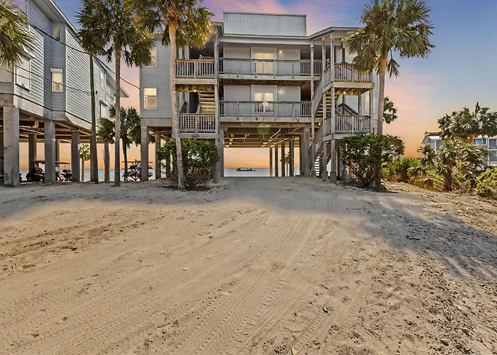 Walkable Beachfront Retreat On Cedar Key!