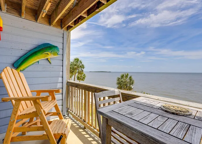 Beach And Pool Access At Condo On Cedar Key!